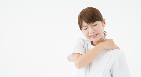 肩こりは職業病？ デスクワークも多い介護職の肩こり解決法